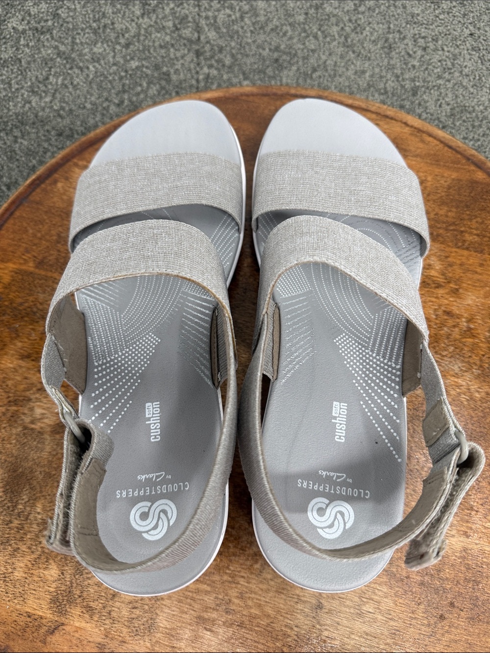 Cloudsteppers Clarks Sandal Wm 9 Arla Jacory Sand Gray Stretch 2 Strap Slingback - Picture 5 of 12